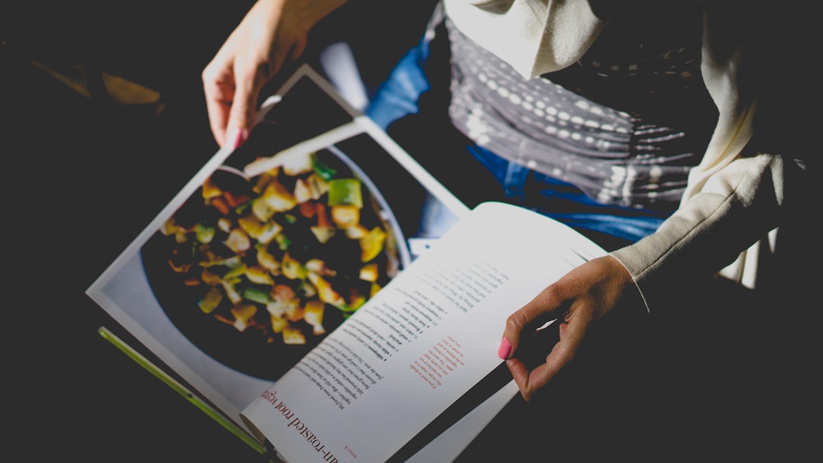 Nutritionist explaining healthy eating guidelines